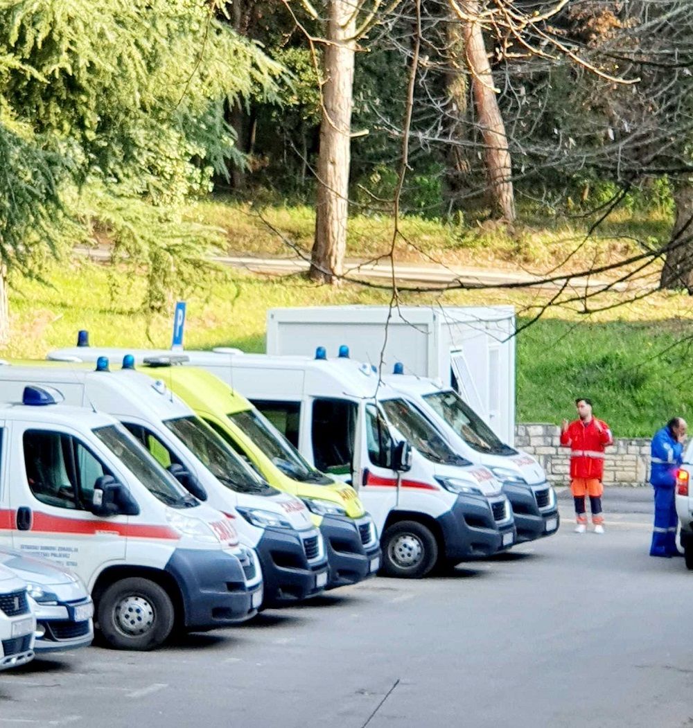 Dvije improvizirane ambulante postavljene kraj porečkog Doma zdravlja